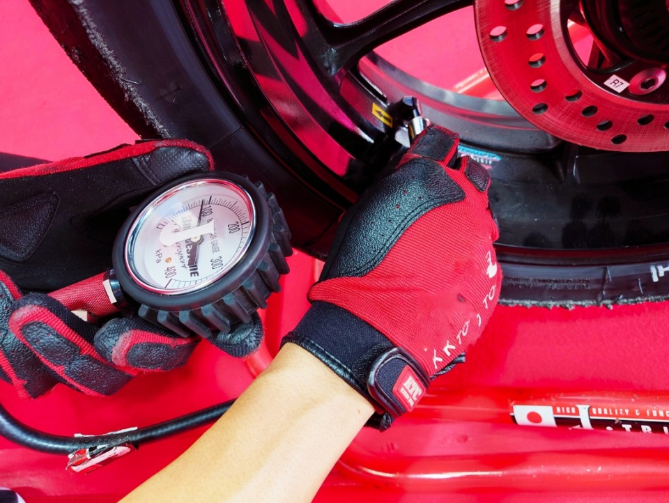 車両を整備するレースメカニック