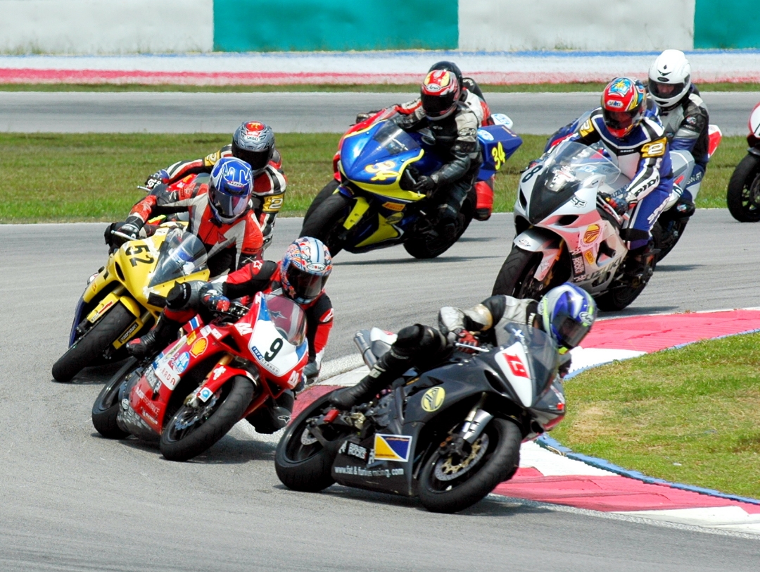 サーキットを走るバイクレーサー達